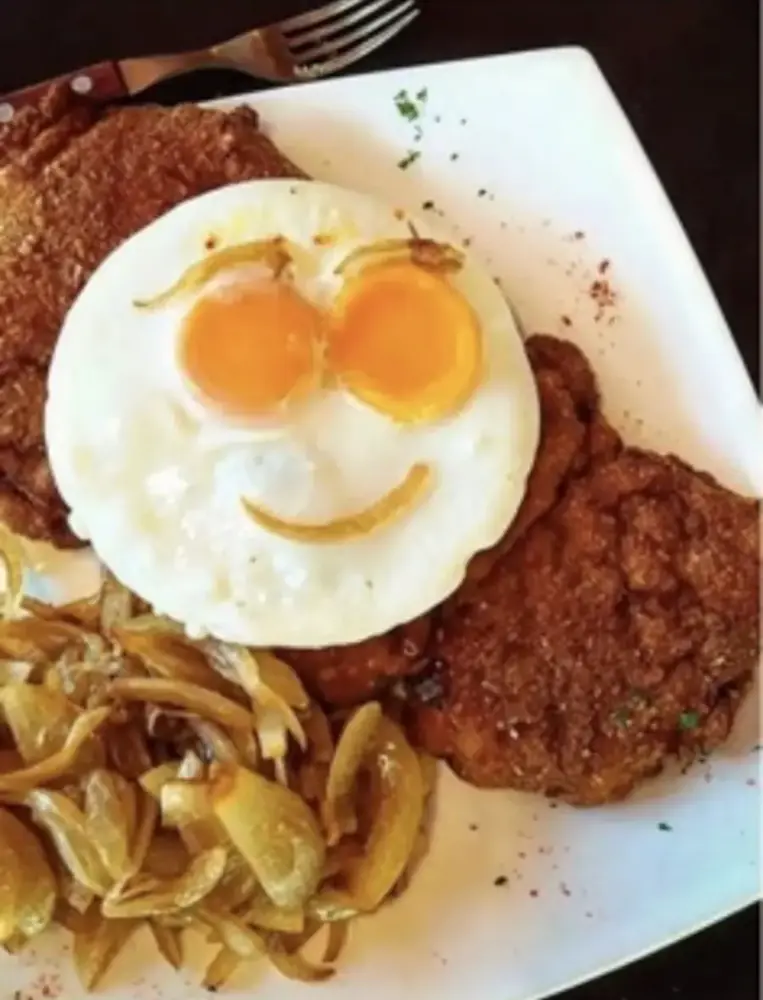 Bife a caballo con cebolla