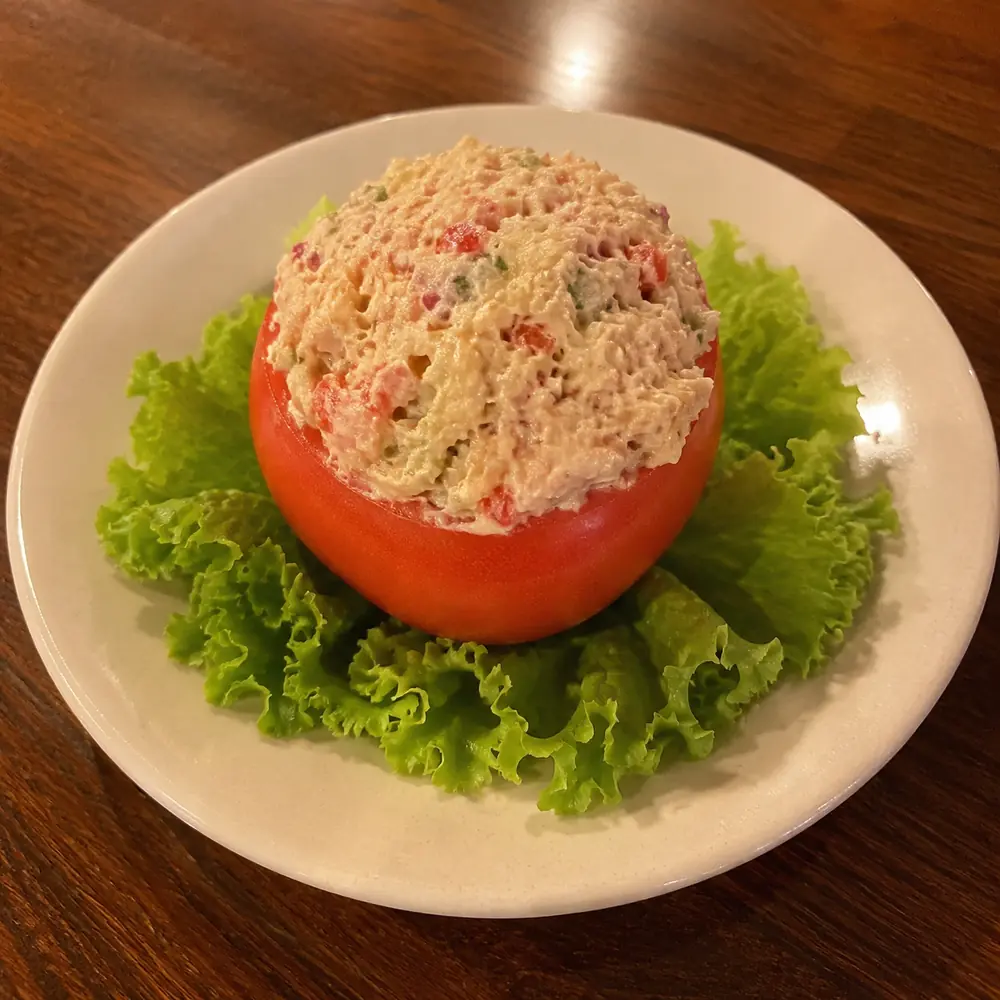 Tomate relleno con atún